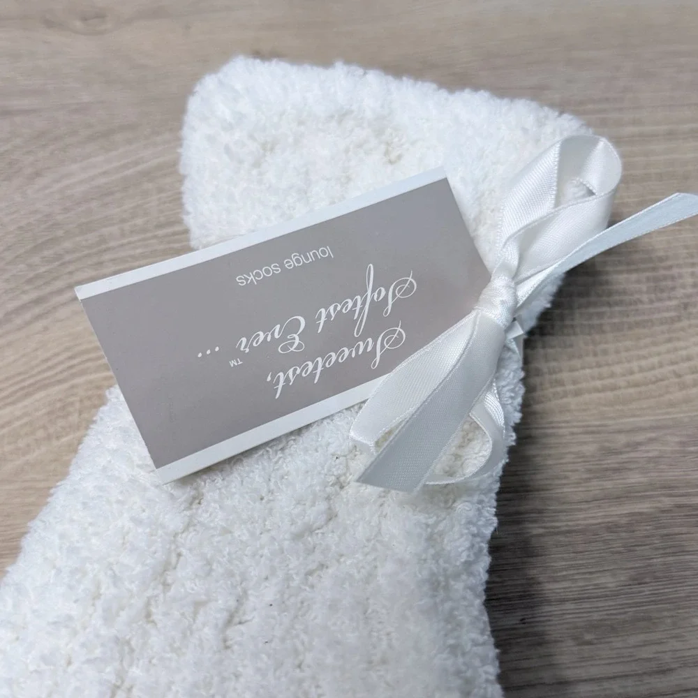 Bath & Body Works White Fuzzy Slipper Socks Non Skid Gripper Plush Cozy NWT